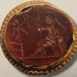 Tra questi l�anello d�oro risalente al I secolo d.C. con gemma incisa. Raffigura Roma-Minerva che regge lo scudo e la lancia, mentre una Vittoria le porge la corona